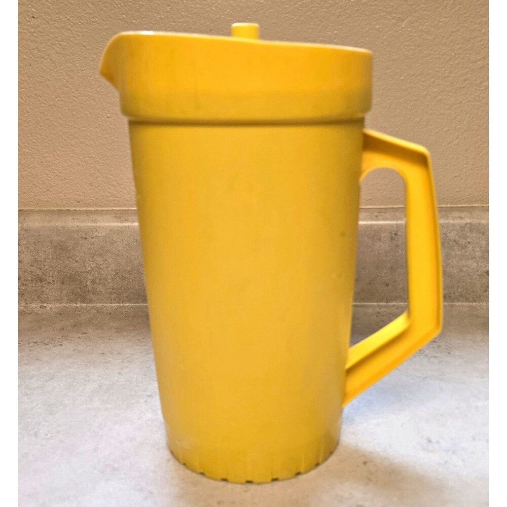 Vtg Tupperware Yellow 2 Qt Beverage Pitcher Push Button Lid 800-9 Harvest 1970s